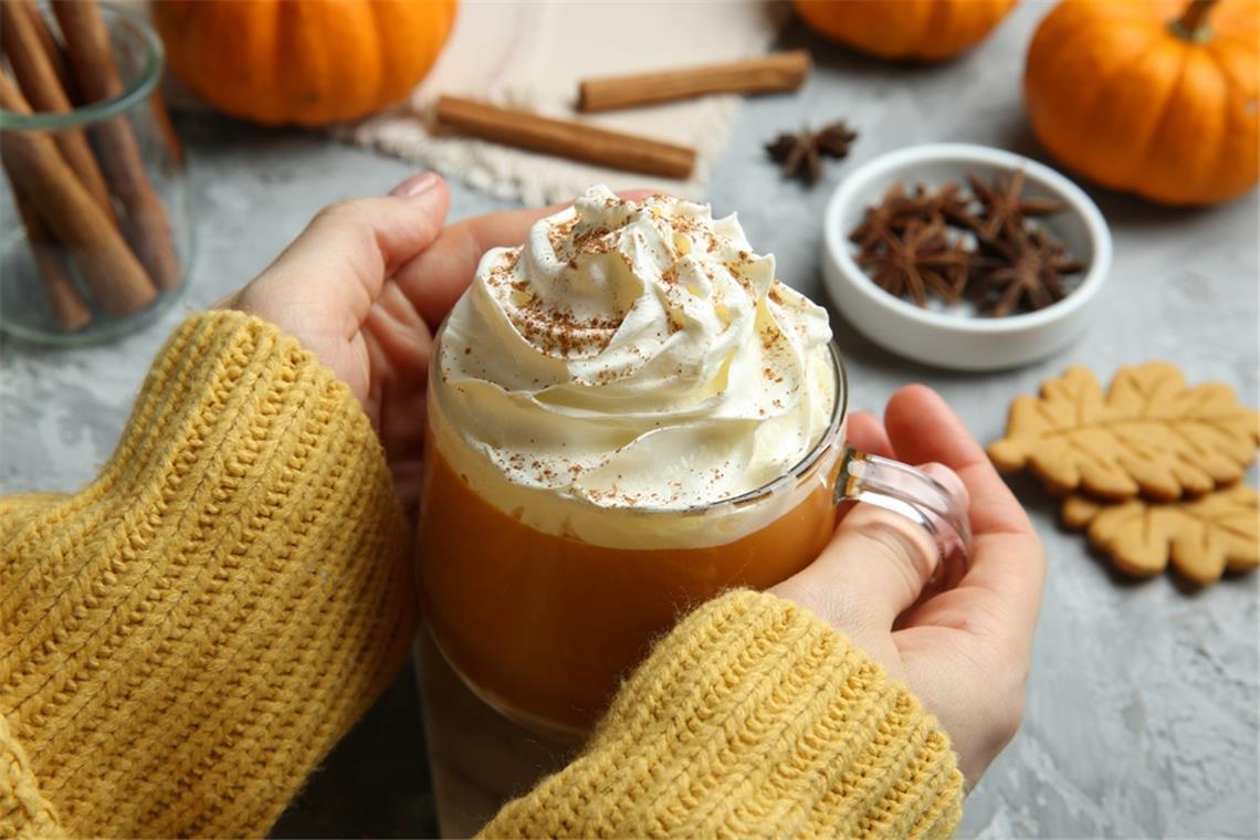 Jedes Jahr freuen sich zahlreiche Menschen auf den "PSL" von Starbucks (Symbolbild).