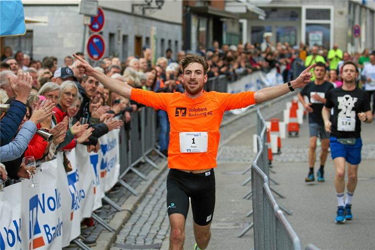 Jens Mergenthaler aus Winnenden läuft als ungefährdeter Sieger des Hauptrennens über zehn Kilometer ins Ziel. Schnellste Frau nach den vier Runden ist Magdalena Klopfer von der LG Filstal. Foto: Alexander Becher