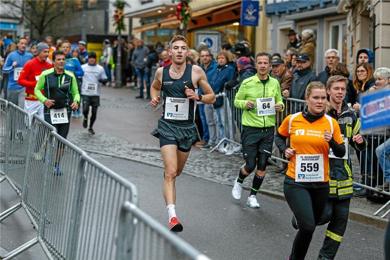 Jens Mergenthaler (Nummer 1) wird am Silvestertag wieder durch Backnangs Straßen laufen. Foto: Alexander Becher