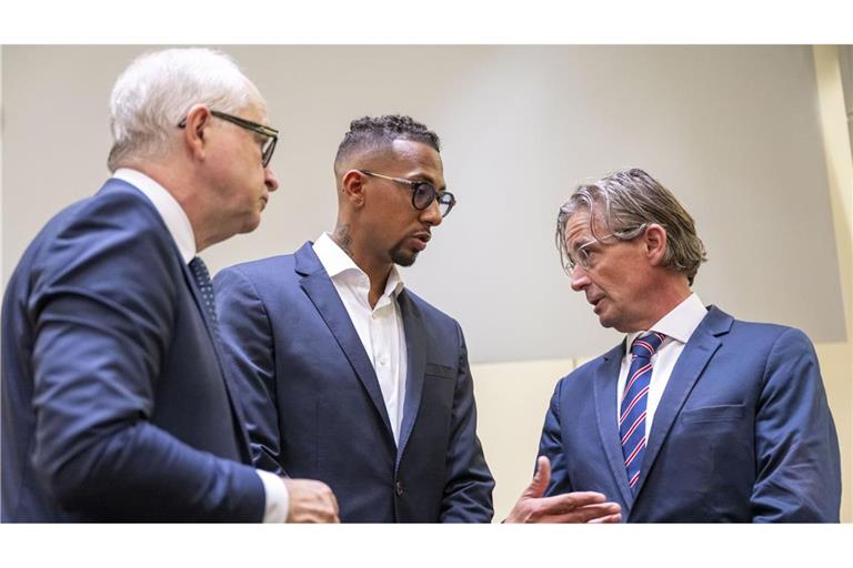 Jerome Boateng steht mit seinem Anwalt und Berater zusammen.