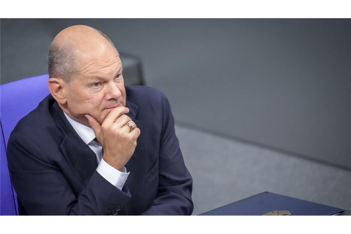 Jetzt wird es schwierig: Bundeskanzler Scholz nimmt an der Sitzung des Bundestags nach seiner Regierungserklärung teil.