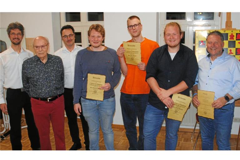 Johannes Bay (links) hielt eine Laudation auf die Geehrten (von links): Dieter Mischke (70Jahre im Verein), erster Vorsitzender Markus Gentner, Benjamin Heinrich, Axel Harsch, Florian und Michael Heinrich. Foto: privat