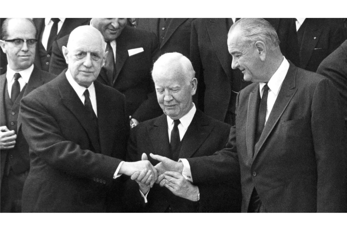 Johnson (r.) zeigt mit seiner Teilnahme am Staatsakt, wie wichtig Adenauer für die US-deutsche Beziehung war. (Archivbild)