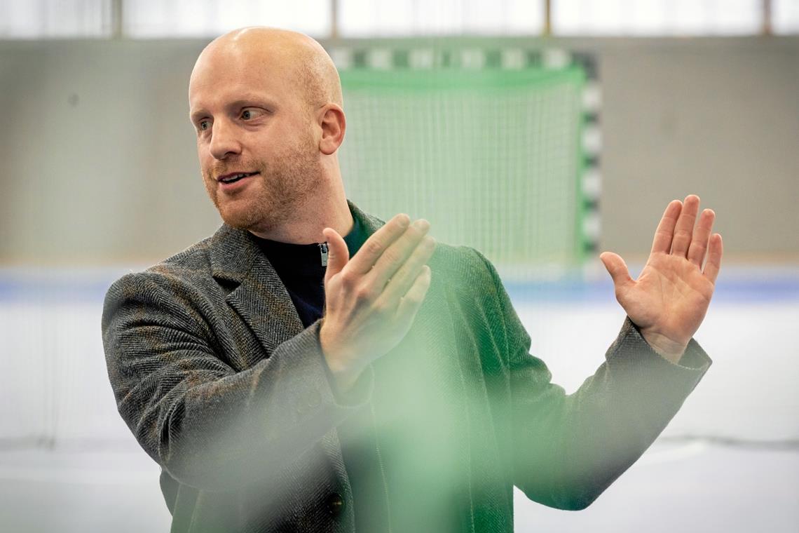 Jonas Frank, der 36-jährige Geschäftsführer des Handball-Drittligisten HC Oppenweiler/Backnang, will mit Blick auf den angepeilten Aufstieg die finanzielle und strukturelle Lücke zu den Vereinen der Zweiten Bundesliga sukzessive schließen. Foto: Alexander Becher