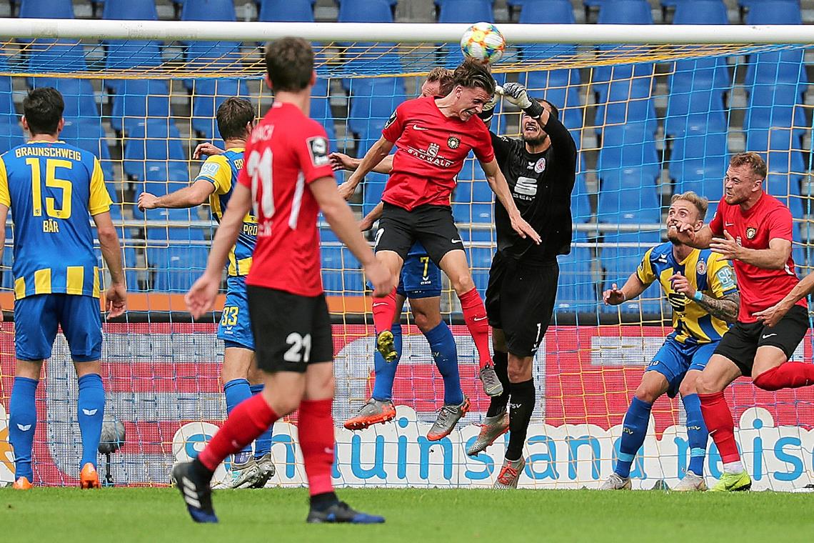 Jonas Meiser (beim Kopfball) hat mit der SG Sonnenhof Großaspach eine starke Leistung gezeigt, am Ende stehen die Schwaben aber mit leeren Händen da. Foto: S. Hübner