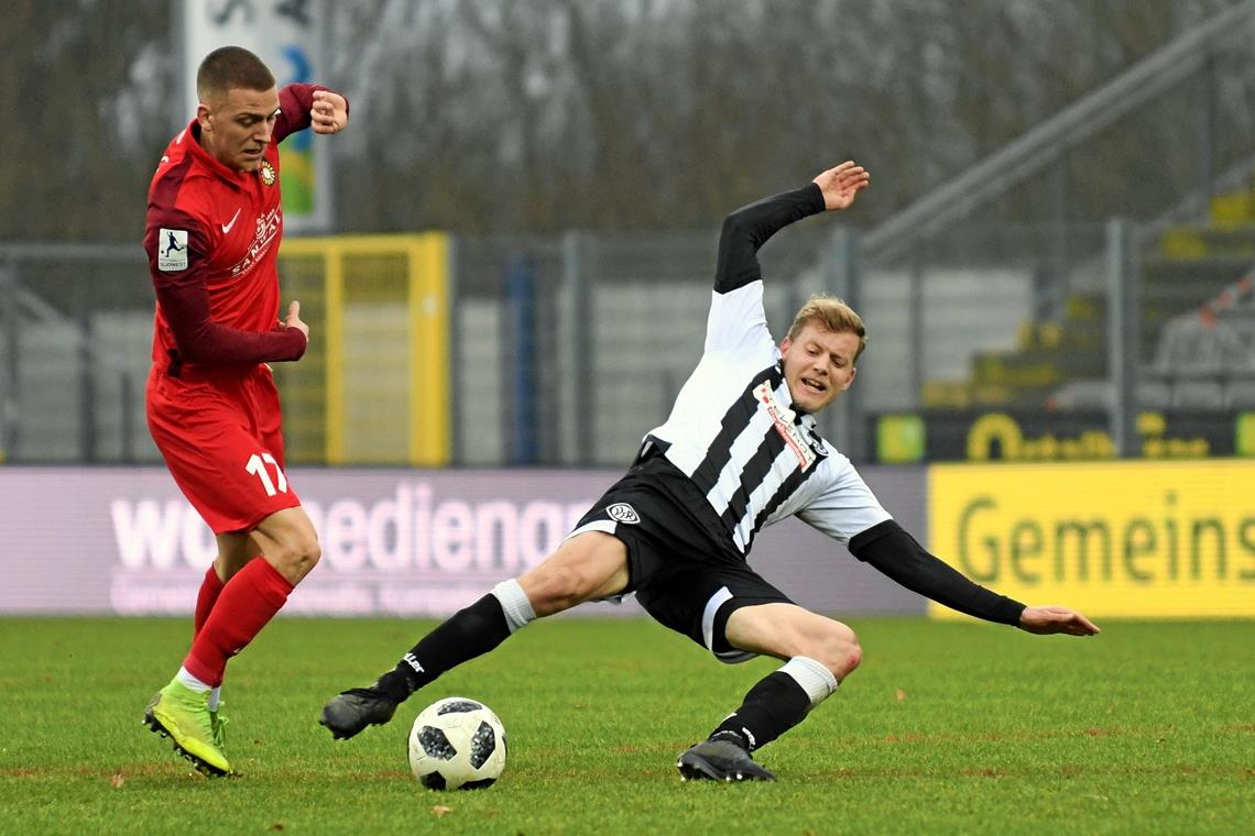 Jonas Meiser (links) hatte zwei klare Chancen für Großaspach und hätte die Aalener um Tim Grupp mit einem Treffer endgültig zu Fall bringen können, doch die letzte Präzision und Wucht fehlte.