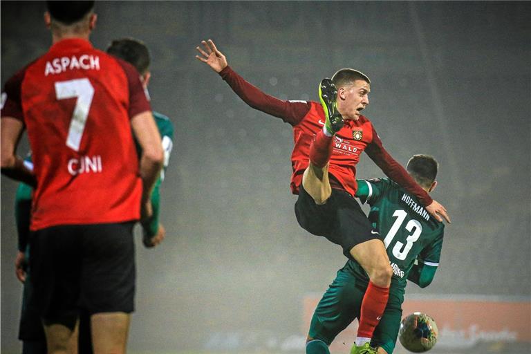 Jonas Meiser (rotes Trikot) und seine Aspacher Mitstreiter hängten sich gegen Homburg richtig rein und waren über weite Strecken des Spiels überlegen. Am Ende mussten sich die Schwaben in dem Heimspiel gestern Abend dennoch mit einem 1:1 zufrieden geben.Foto: A. Becher