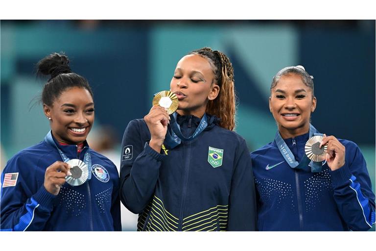 Jordan Chiles (rechts) auf dem Treppchen in Paris mit einer Bronzemedaille.