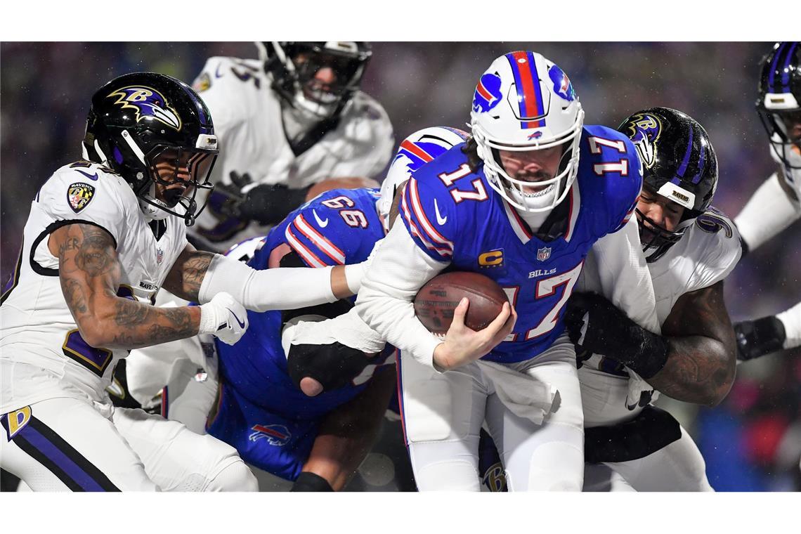 Josh Allen (rechts) erledigte, was erledigt werden musste für die Bills.