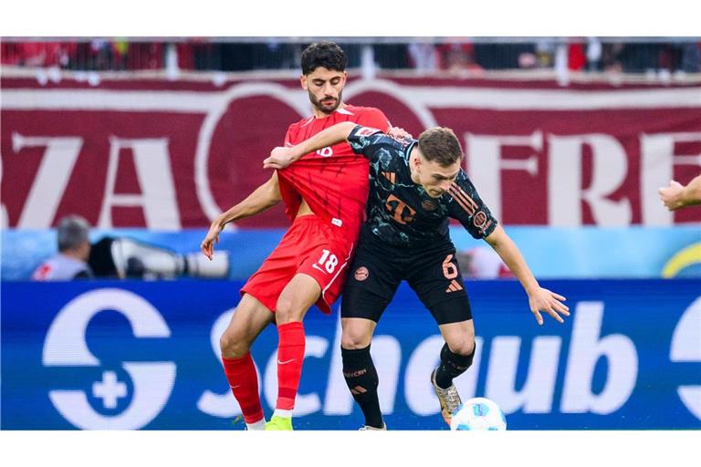 Joshua Kimmich, hier bedrängt von Freiburgs Eren Dinkci, war mit dem Bayern-Auftritt zufrieden.