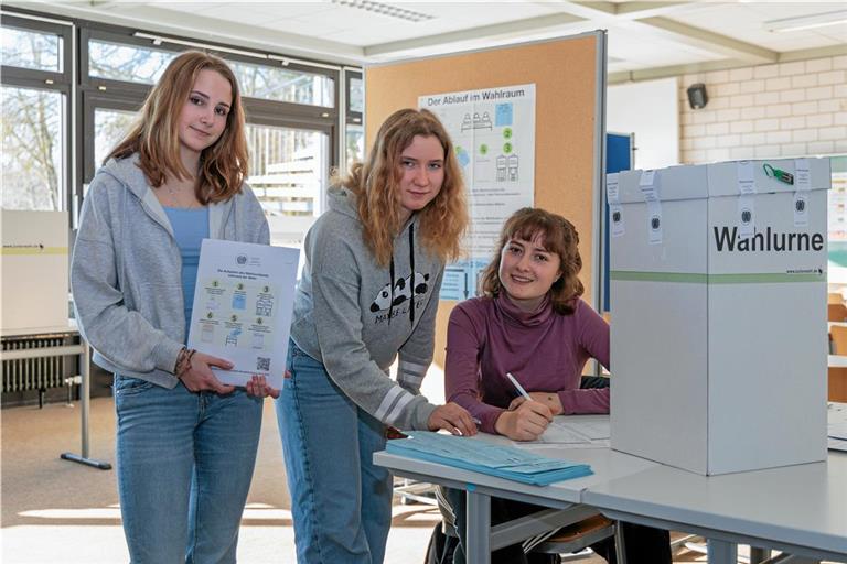 Joy Sanwald, Jasmin Kirmel und Manja Seel (von links) haben sich für die Juniorwahl als Wahlhelferinnenteam gemeldet. Sie finden es spannend, die Abläufe kennenzulernen und sich mit den Parteien und politischen Fragen auseinanderzusetzen. Fotos: Stefan Bossow