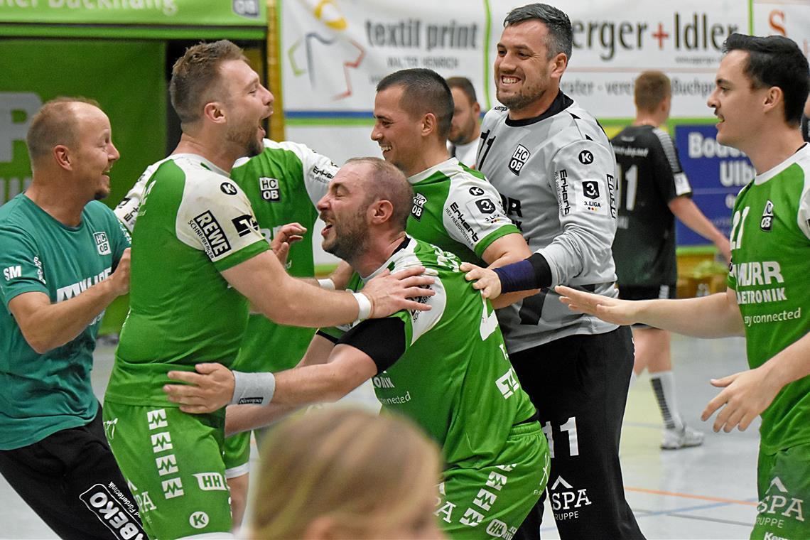 Jubel in Grün: Nach dem Sieg über Würzburg ist die Freude bei den Handballern um die Routiniers Florian Frank und Philipp Maurer (Mitte) fast grenzenlos. Foto: Tobias Sellmaier