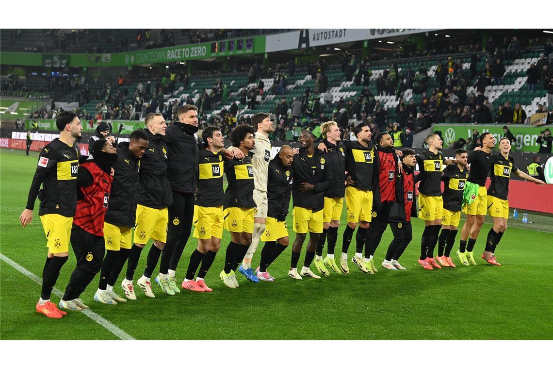 Jubel nach dem letzten Spiel des Jahres: Die Spieler von Borussia Dortmund feiern den 3:1-Sieg in Wolfsburg.