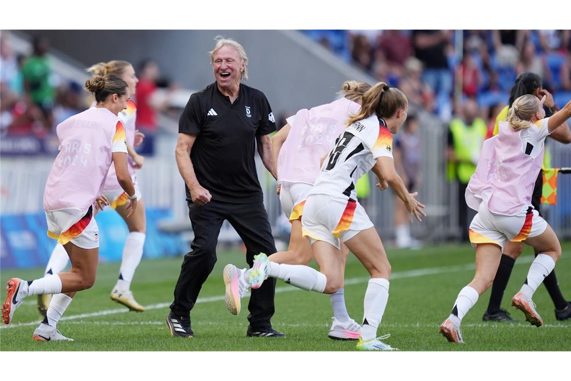 Jubel über Olympia-Bronze: Horst Hrubesch und die Nationalspielerinnen.