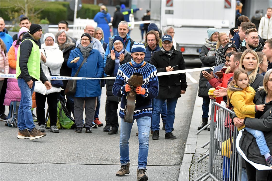 Jürgen Baumann: Der Glöckner motiviert die Zuschauer beim Silvesterlauf zur Anfe...