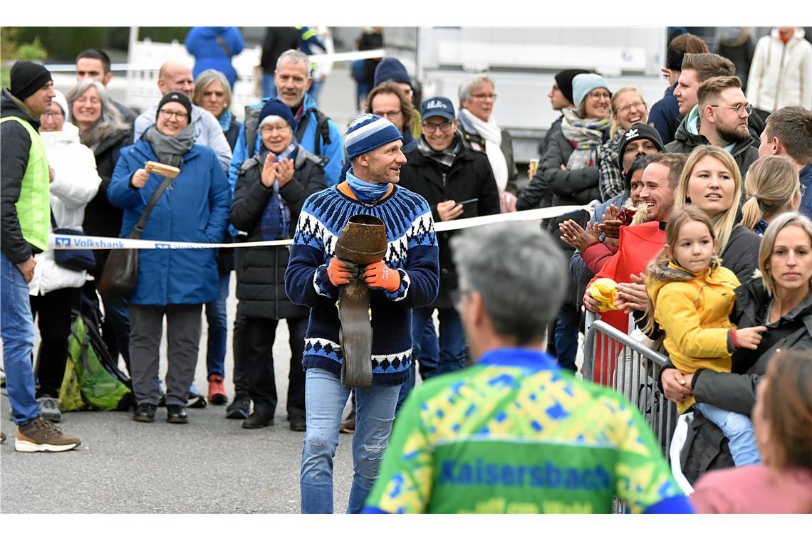 Jürgen Baumann. Der Glöckner motiviert die Zuschauer beim Silvesterlauf zur Anfe...