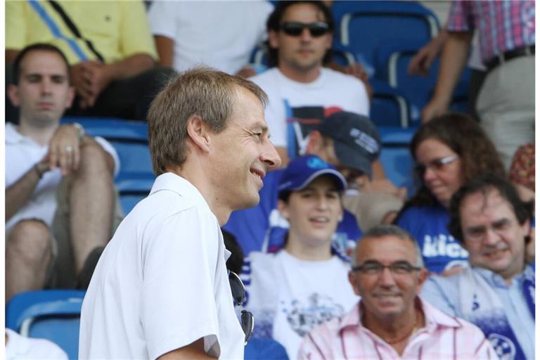 Jürgen Klinsmann beim Besuch eines Kickers-Heimspiels – am kommenden Samstag zum 125. Geburtstag kann er leider nicht im Stadion sein.