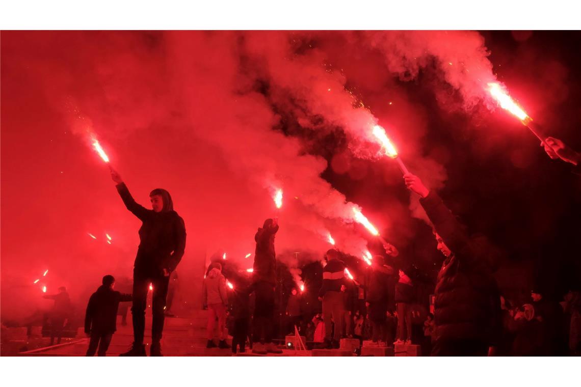 Jugendliche entzünden Fackeln während einer Demonstration in Montenegro.