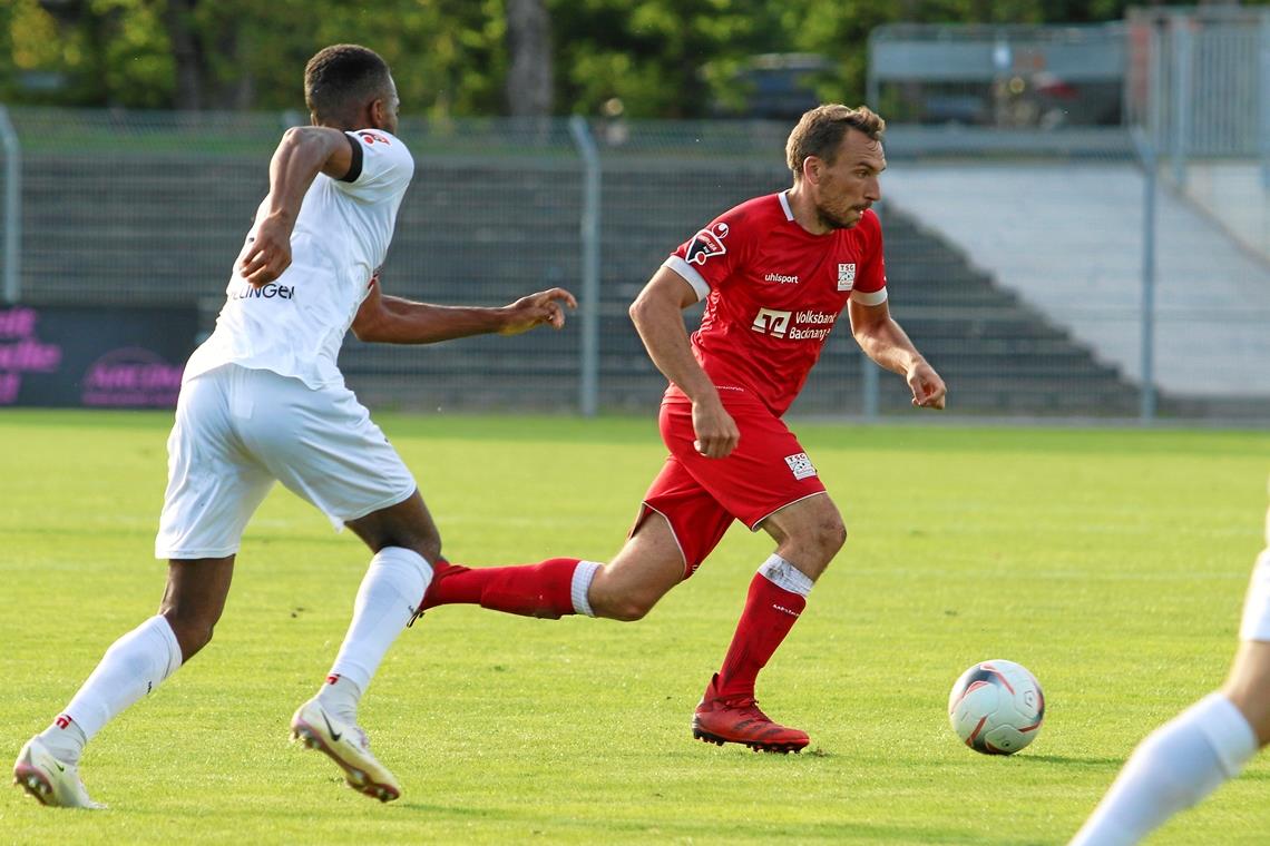 Julian Geldner (am Ball) kehrte nach seiner Zwangspause und zwei Kurzeinsätzen in die Backnanger Startformation zurück.Foto: A. Hornauer