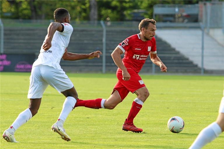 Julian Geldner (am Ball) kehrte nach seiner Zwangspause und zwei Kurzeinsätzen in die Backnanger Startformation zurück.Foto: A. Hornauer