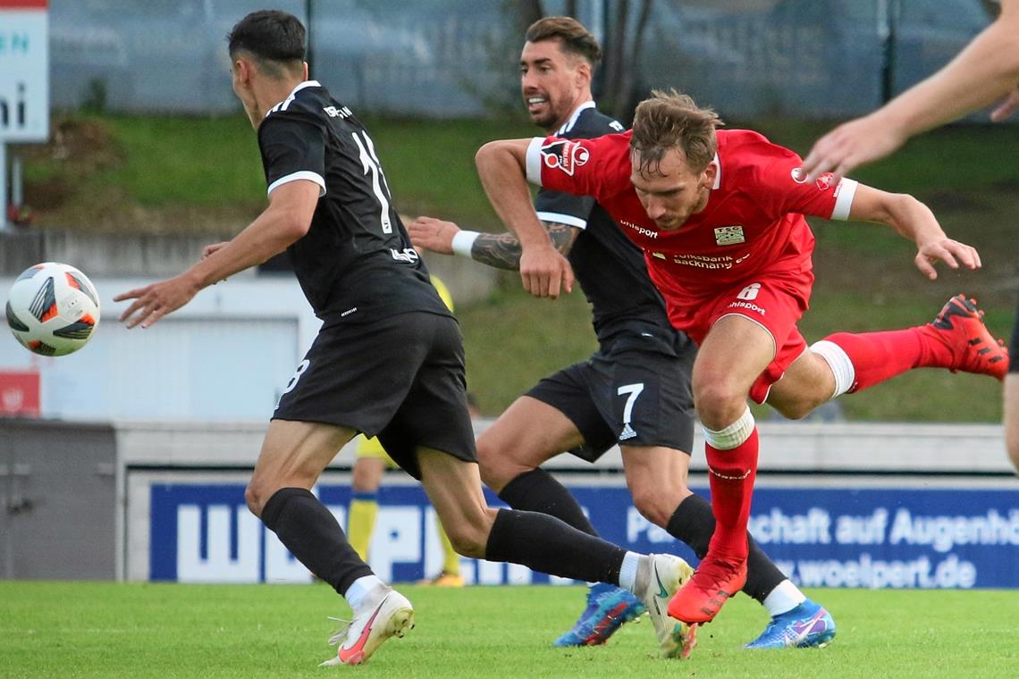 Julian Geldner (rotes Trikot) und die Backnanger Fußballer stolpern im WFV-Pokal beim TSV Essingen. Foto: A. Hornauer