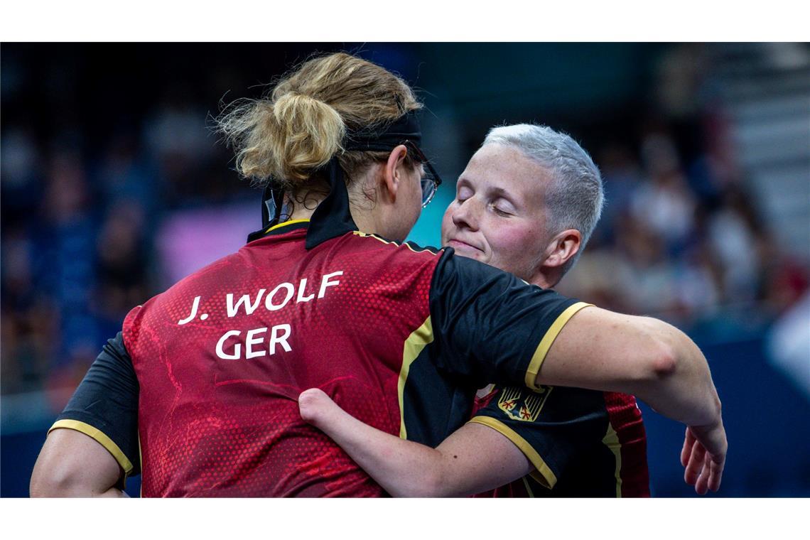 Juliane Wolf (l) und Stephanie Grebe freuen sich über die Silbermedaille.