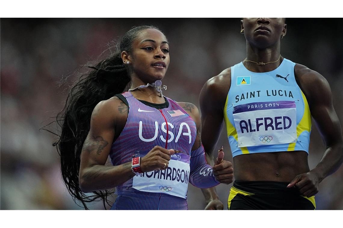 Julien Alfred (r) holte überlegen Gold über die 100 Meter