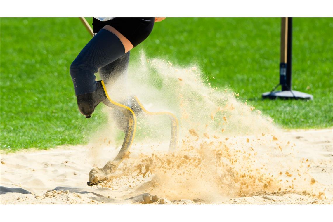 Jump! -   Eine Weitspringerin landet mit ihren beiden Beinprothesen in der Sandgrube während eines Trainings vor den Paralympics