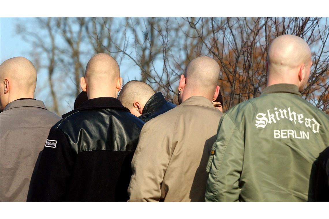 Junge Neonazis stehen während einer Demonstration zusammen. Die Zahl rechtsextrem motivierter Straftaten in Deutschland hat deutlich zugenommen (Archivfoto).