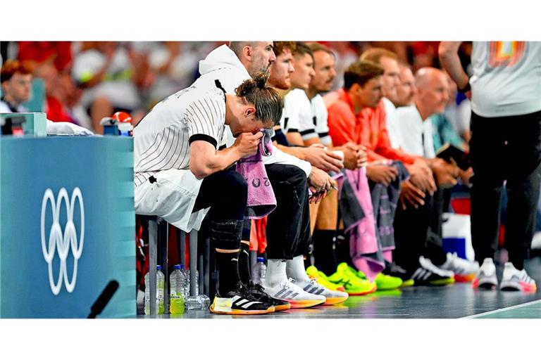 Juri Knorr (links) und die deutschen Handballer können kaum hinschauen: zu deutlich war die Endspiel-Pleite gegen Dänemark.