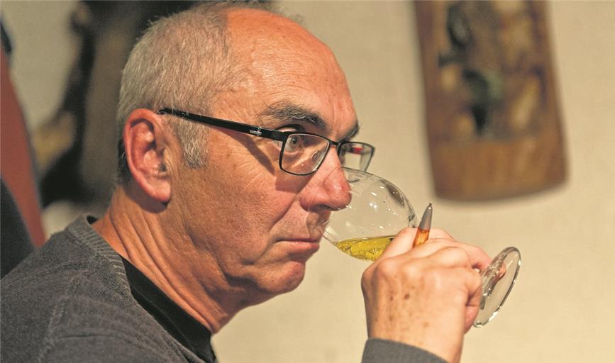 Jurymitglied Franz Karl Matyas aus Auenwald, der selbst Wein anbaut, hat ein feines Näschen. Foto: V. Hoschek