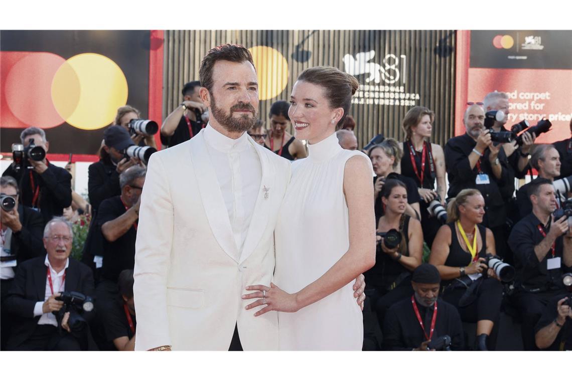 Justin Theroux und Nicole Brydon Bloom ganz in Weiß.