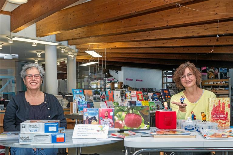 Jutta Brasch, Leiterin der Stadtbücherei (links), und Silke Peter, die für die Kinder- und Jugendarbeit verantwortlich zeichnet, haben neben den klassischen Geschichten und Sachthemen zwischen zwei Buchdeckeln auch die Chancen der Neuen Medien im Blick. Bei ihnen sind die Grenzen verschiedener Formen oft fließender und sie bieten spielerische Möglichkeiten. Foto: J. Fiedler