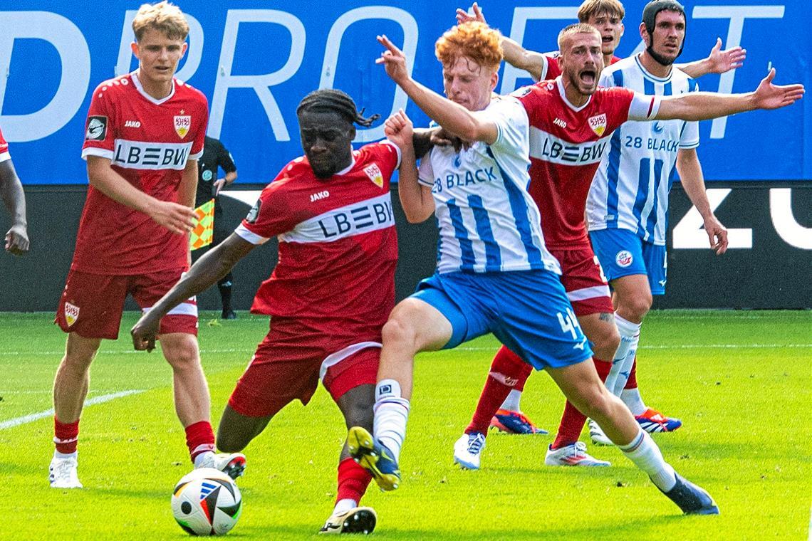 Kaden Amaniampong (am Ball) kämpft mit dem VfBII nun zwei Jahre lang in Großaspach um Heimpunkte. Nach dem Teilerfolg zum Saisonstart bei Tim Krohn und Hansa Rostock treffen die Stuttgarter nun im ersten Heimspiel auf den TSV 1860 München. Foto: Imago