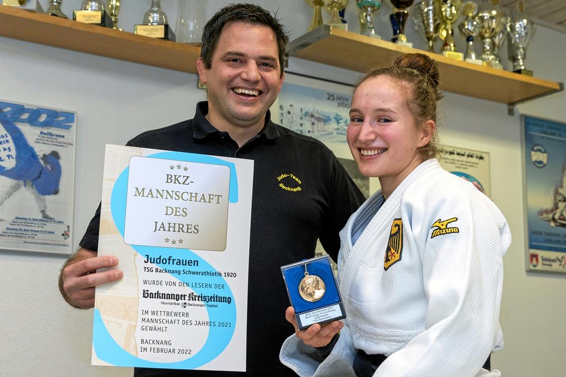 Kämpferin Chiara Serra und Trainer Jens Holderle nehmen Medaille und Urkunde für die Judofrauen der TSG Backnang entgegen. Foto: A. Becher