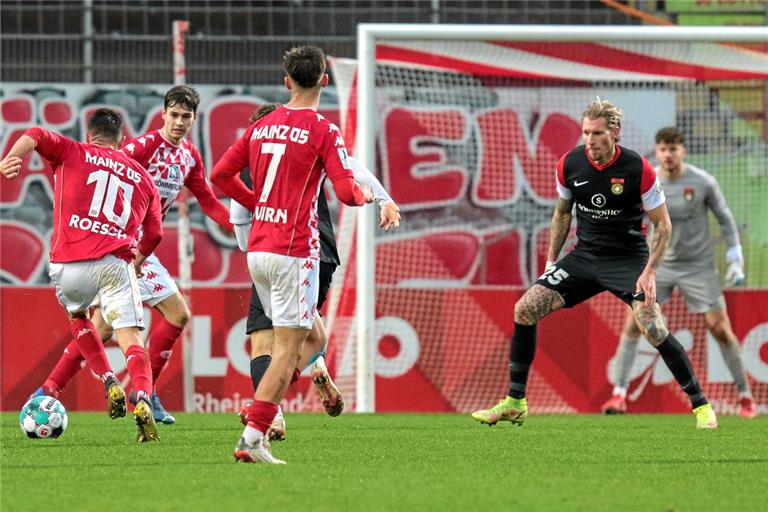 Kai Gehring (rechts) war mit Aspach gegen Mainz nicht so weit weg von einer Überraschung. Trotz konzentrierter Leistung blieben die SG und ihr Abwehrchef aber ohne Punkt. Foto: Eibner