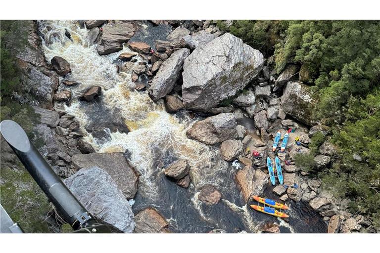 Kajaks auf dem Franklin River im Franklin-Gordon Wild Rivers National Park. Ein eingeklemmter Kayaker ist dort nach stundenlangem Einsatz aus dem Wildwasser gerettet worden, allerdings musste dafür sein Bein ambutiert werden.