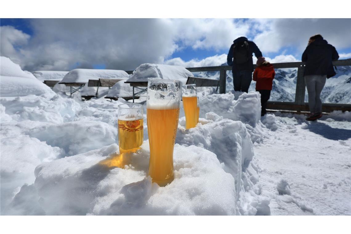 Kaltes Bier steht auf einem verschneiten Tisch am Fellhorn.