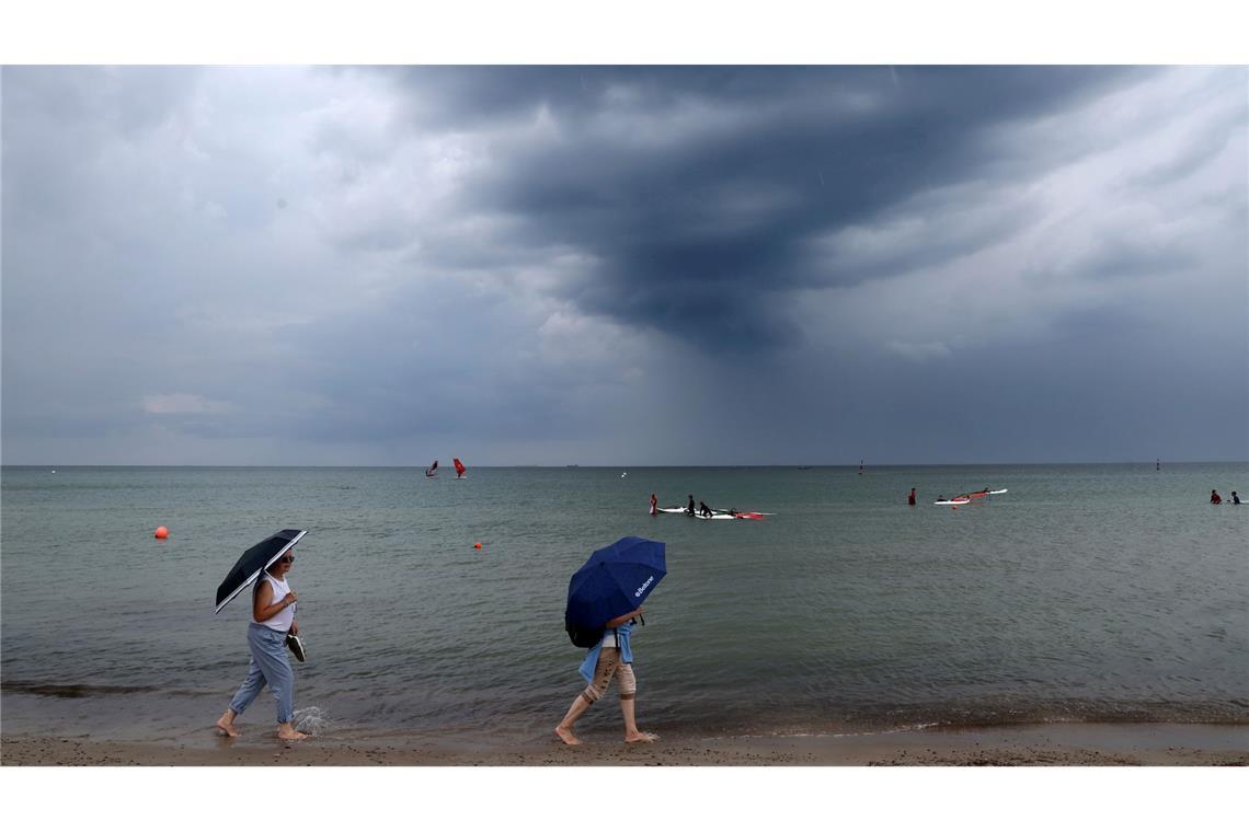 Kaltfront von Tief "Heike" unterbricht mit Regenwetter den Sommer an der Ostsee.