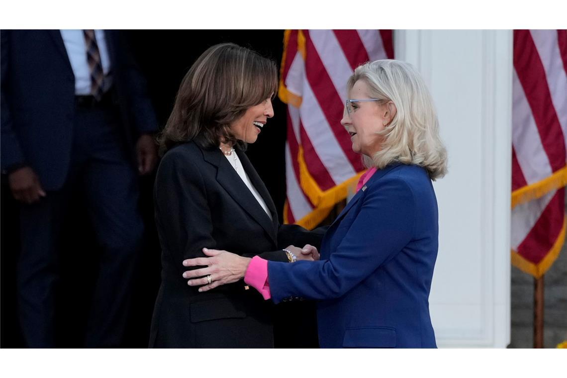 Kamala Harris begrüßt die ehemaligen Kongressabgeordneten Liz Cheney bei einer Wahlkampfveranstaltung.