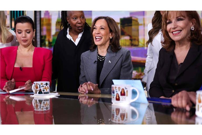 Kamala Harris (Mitte, im grauen Blazer) mit den Moderatorinnen von „The View“, darunter auch Whoopi Goldberg (links neben Harris).