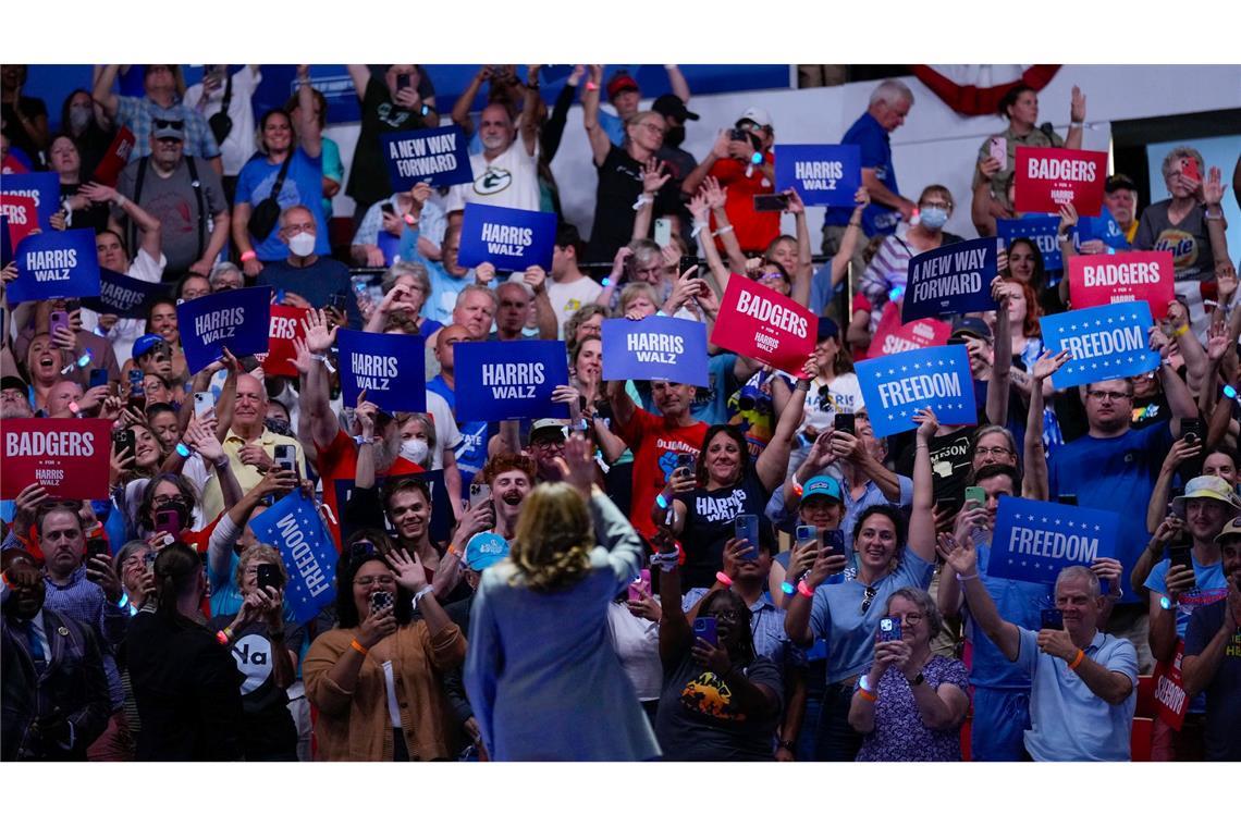 Kamala Harris vor Anhängern in Wisconsin, einem besonders umkämpften US-Bundesstaat.