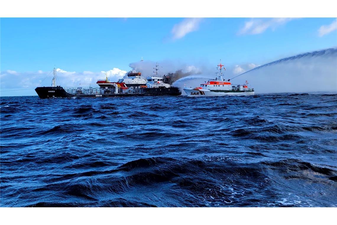 Kampf gegen die Flammen: Seenotretter gehen gegen den Brand auf dem Küstentankschiff "Annika" vor.