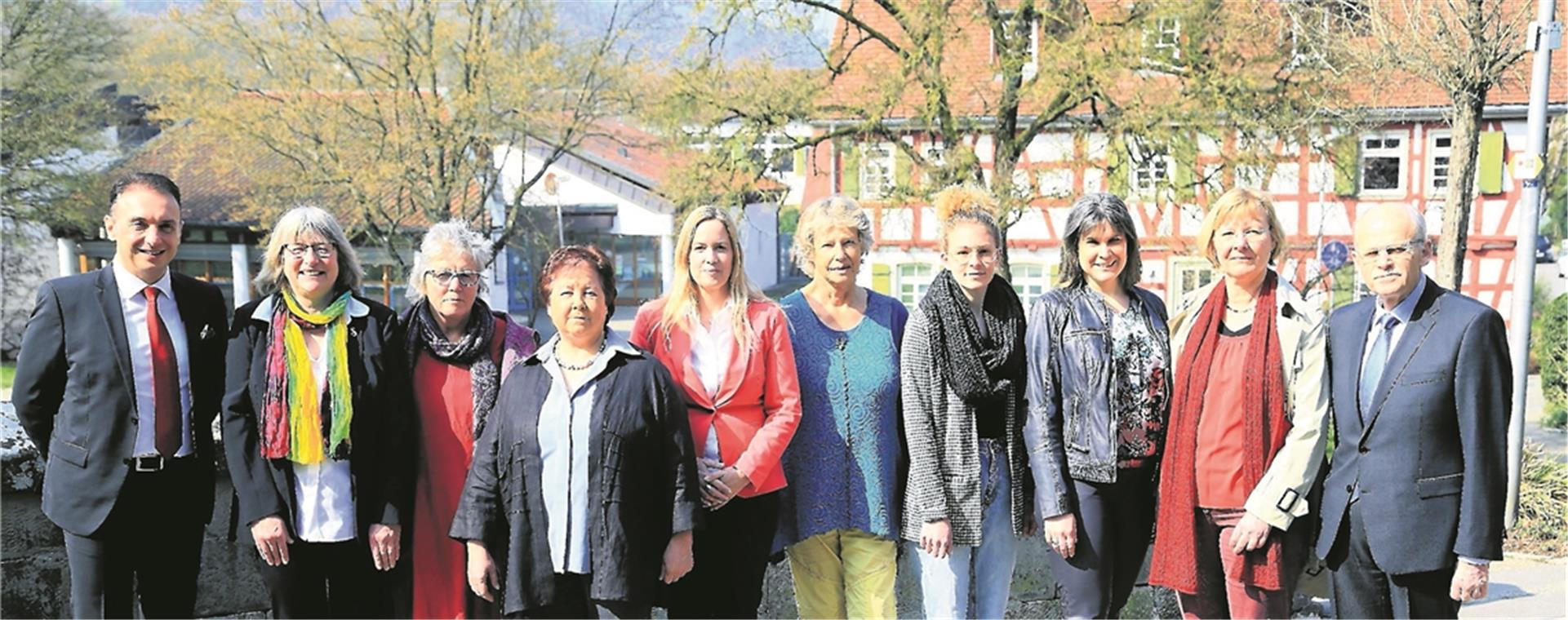 Kandidaten der SPD im Murrhardter Stadtgarten (von links): Erdogan Gültekin, Sonja Allinger-Helbig, Doris Bäßler, Gertrud Gädke, Anja Musiol-Knopf, Irene Schmidt, Janina Lindheimer, Ines Julia Preuss, Elisabeth Zenker und Edgar Schäf. Foto: privat