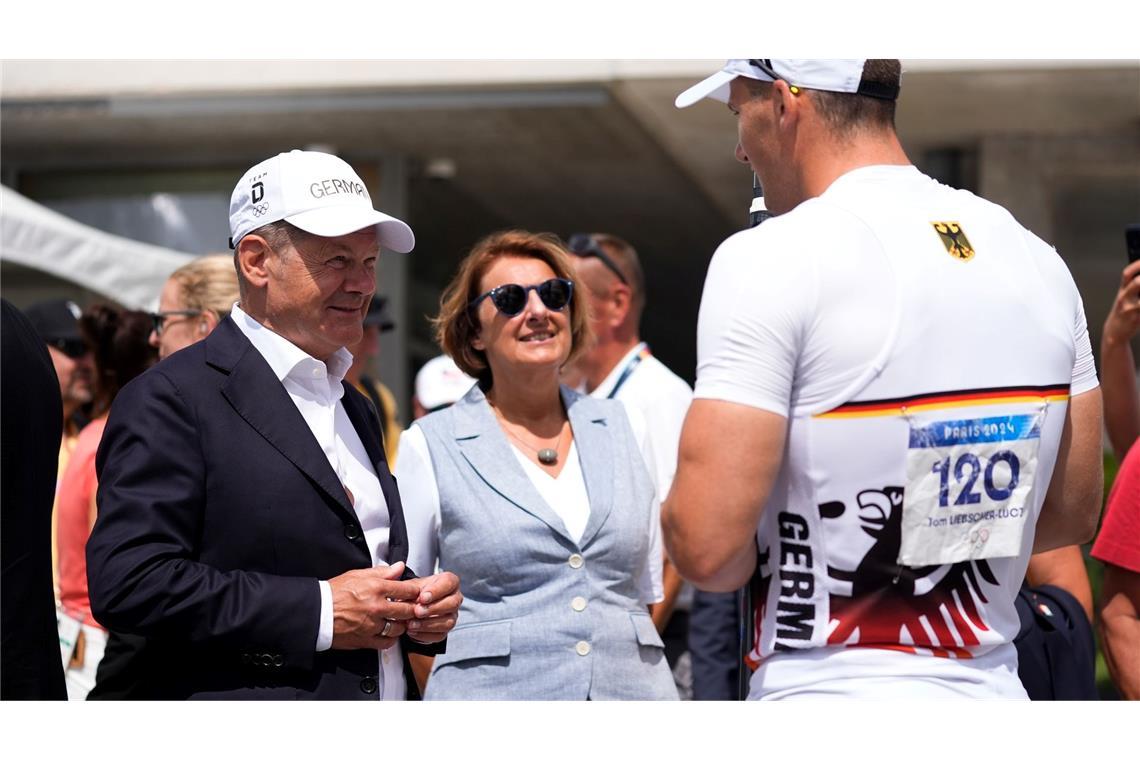 Kanu-Olympiasieger Tom Liebscher-Lucz (r) im Gespräch mit Bundeskanzler Olaf Scholz.