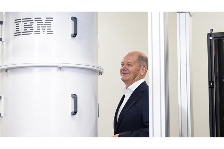 Kanzler Olaf Scholz neben dem IBM-Quantencomputer