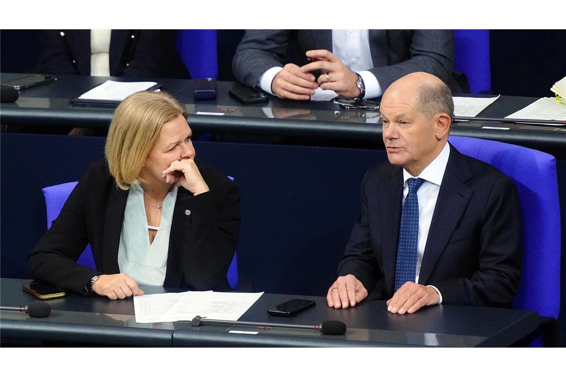 Kanzler Scholz und Innenministerin Faeser wollen illegale Einreisen erschweren. (Archivbild)