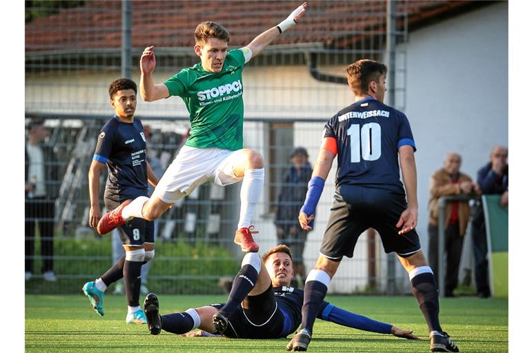 Kapitän Marcel Friz (grünes Trikot) will mit der SGOS auch die letzte Hürde im Bezirkspokal überspringen. Foto: Alexander Becher