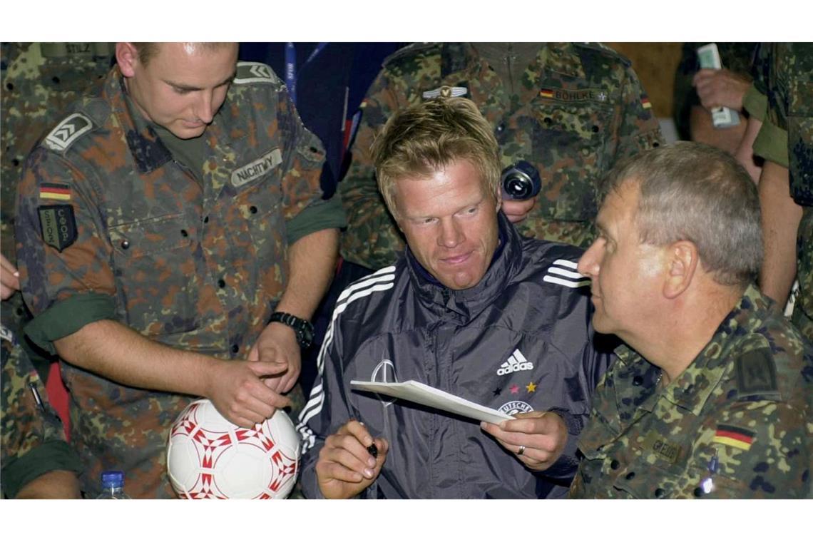 Kapitän Oliver Kahn gibt deutschen Soldaten Autogramme.