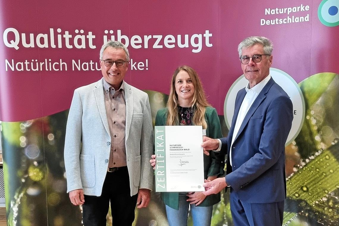 Karl-Dieter Diemer (links) und seine Stellvertreterin Jasmin Kotrba nahmen die Urkunde von VDN-Präsident Friedel Heuwinkel entgegen. Foto: Naturpark SFW